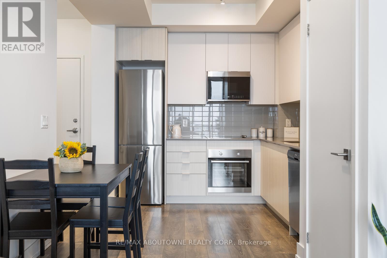 2207 - 297 Oak Walk Drive, Oakville, Ontario  L6H 3R6 - Photo 3 - W12990502