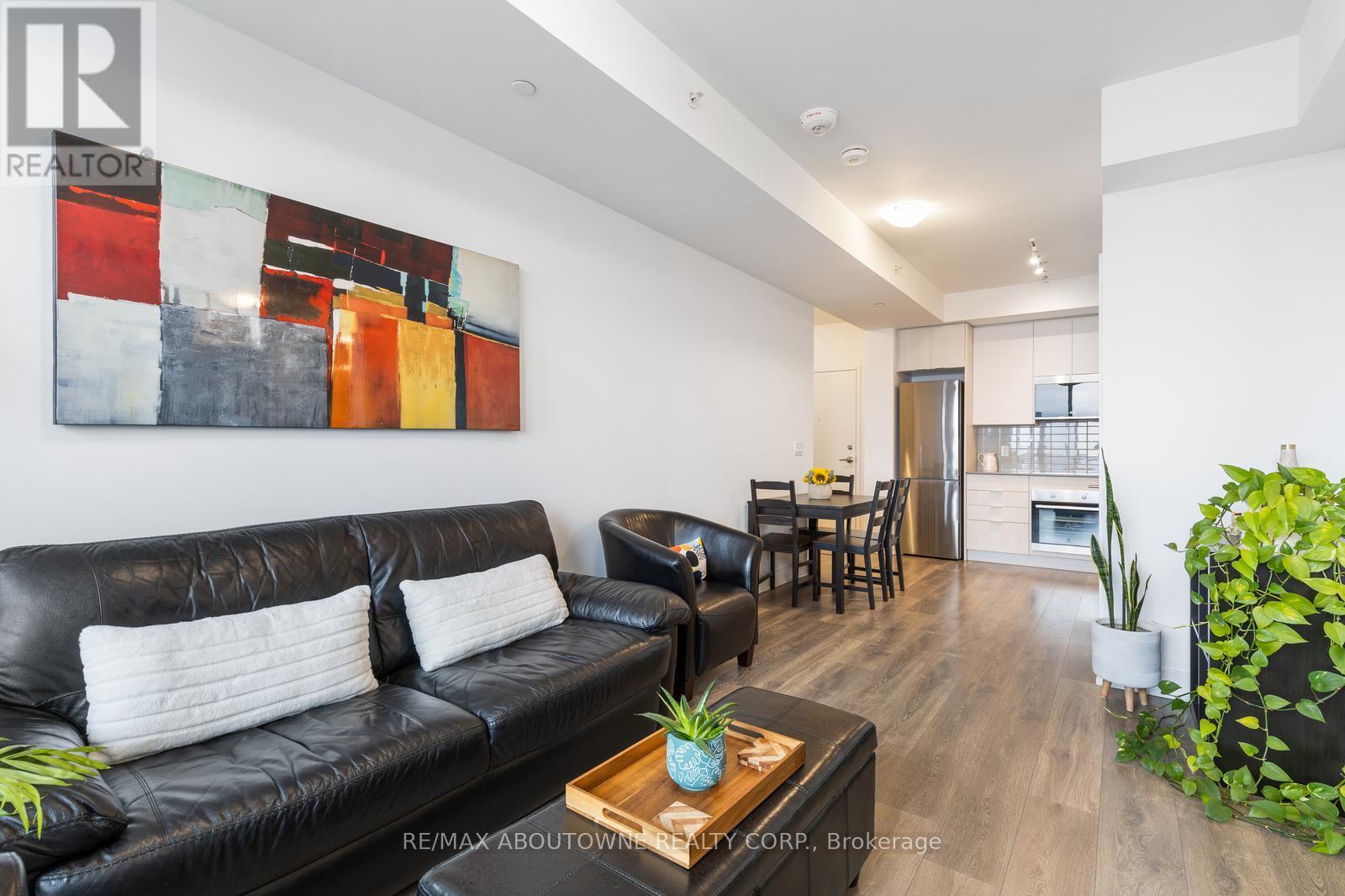 2207 - 297 Oak Walk Drive, Oakville, Ontario  L6H 3R6 - Photo 7 - W12990502