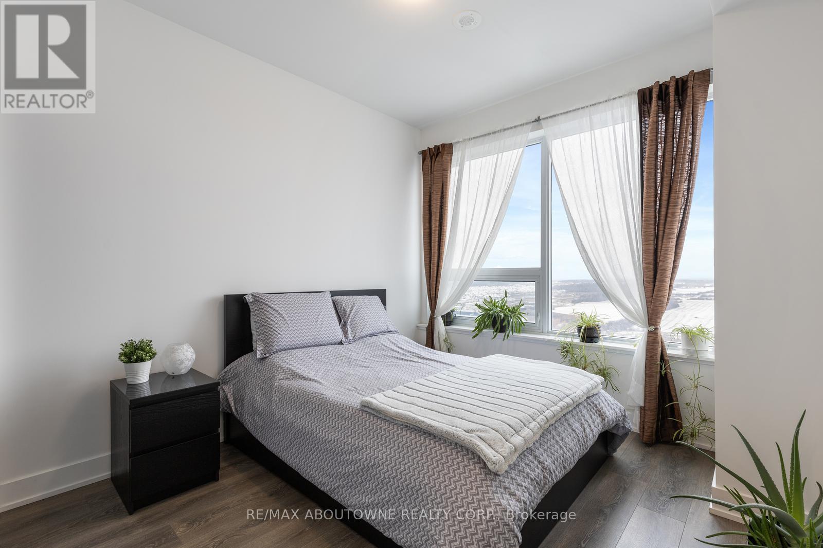 2207 - 297 Oak Walk Drive, Oakville, Ontario  L6H 3R6 - Photo 8 - W12990502