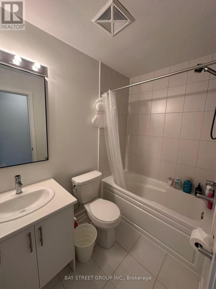 4 - 3421 Ridgeway Dr Drive, Mississauga, Ontario  L5L 0C1 - Photo 8 - W12990550