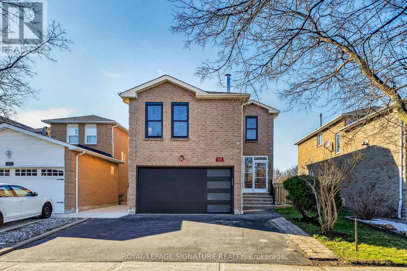 578 Silverthorne Crescent, Mississauga, Ontario  L5R 1W7 - Photo 2 - W12990574