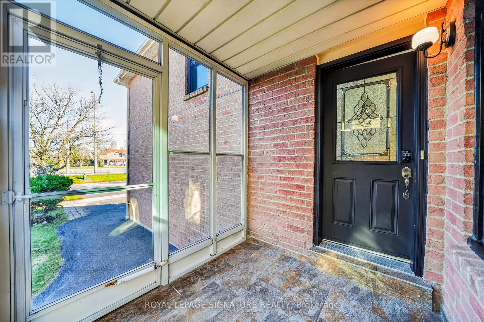 578 Silverthorne Crescent, Mississauga, Ontario  L5R 1W7 - Photo 3 - W12990574