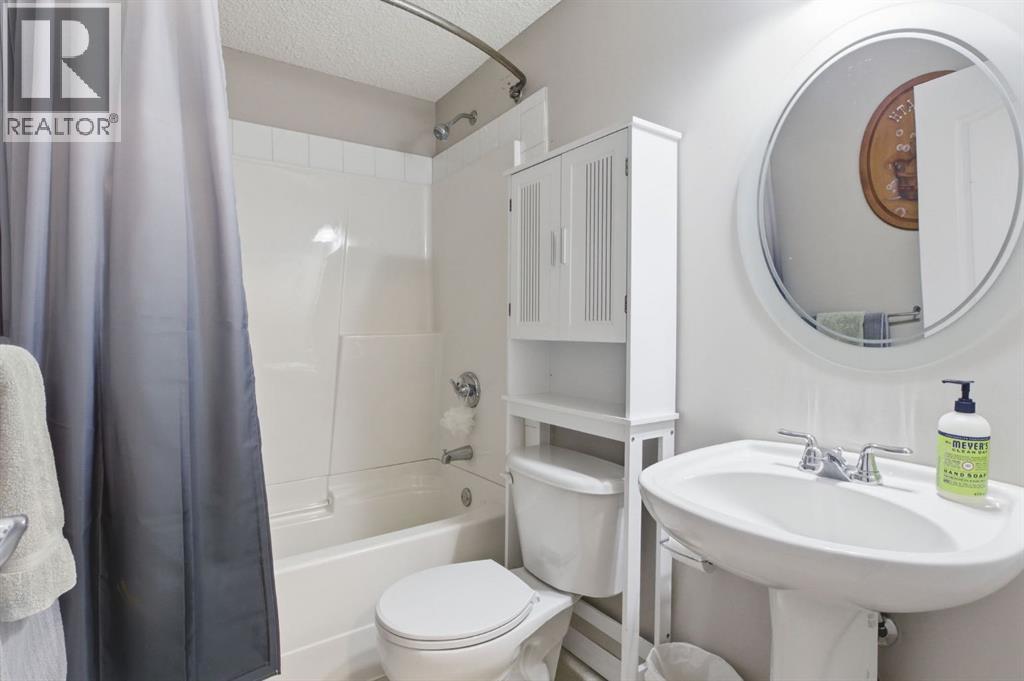 124 Prestwick Estate Way SE, Calgary, Alberta  T2Z 3M2 - Photo 39 - A2293077