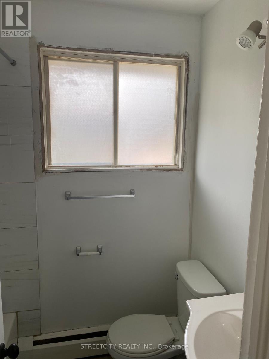 238 Burnside Drive, London East, Ontario  N5V 1B9 - Photo 8 - X12990812