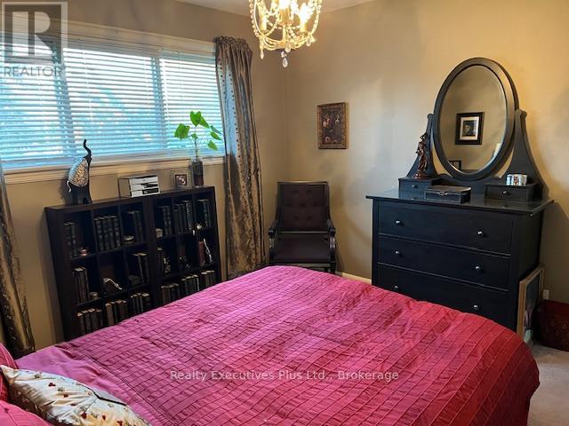 284 Appleby Line, Burlington, Ontario  L7L 2X5 - Photo 8 - W12990824