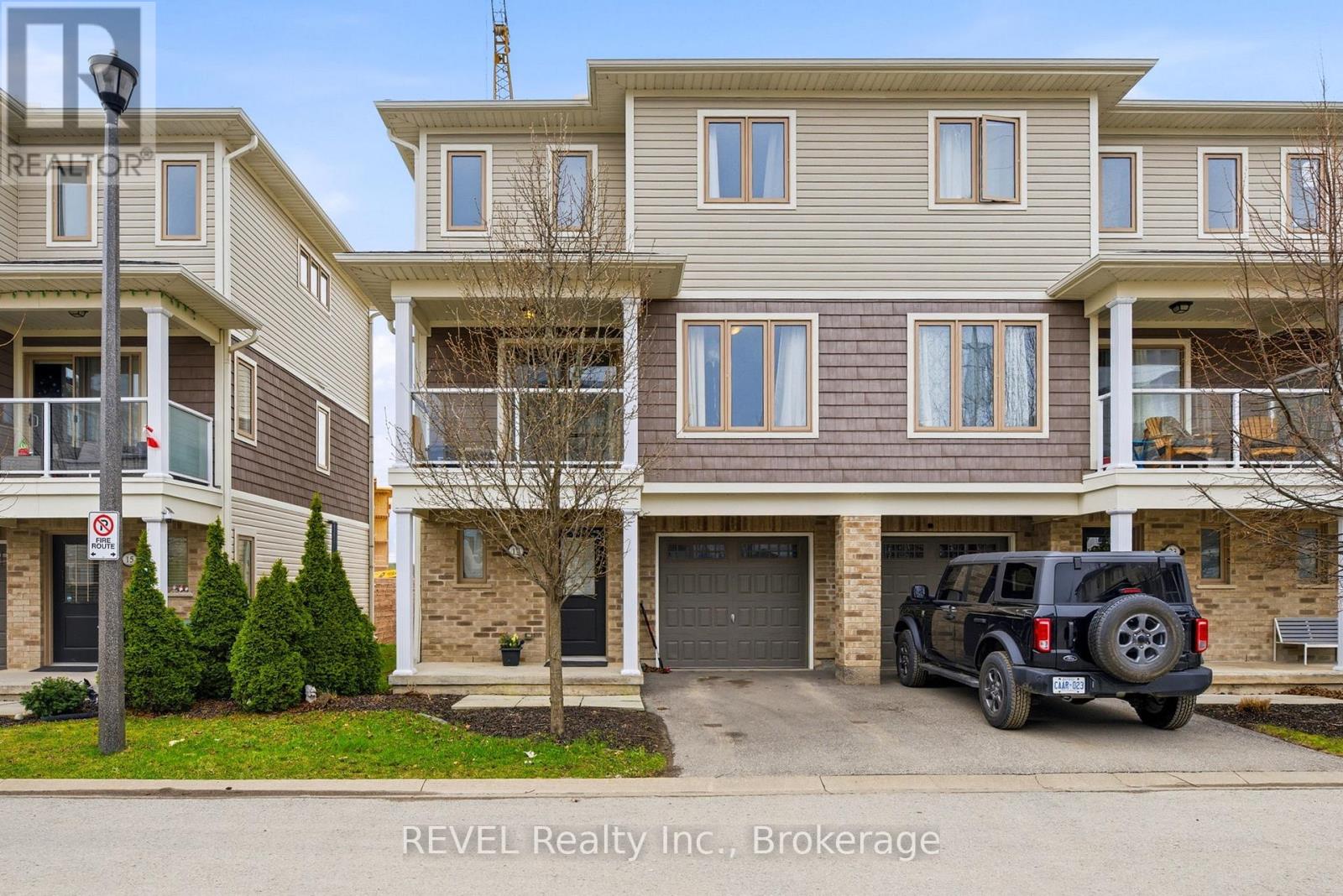 20 - 19 Scarlett Common, St. Catharines, Ontario  L2P 0C4 - Photo 2 - X12990874