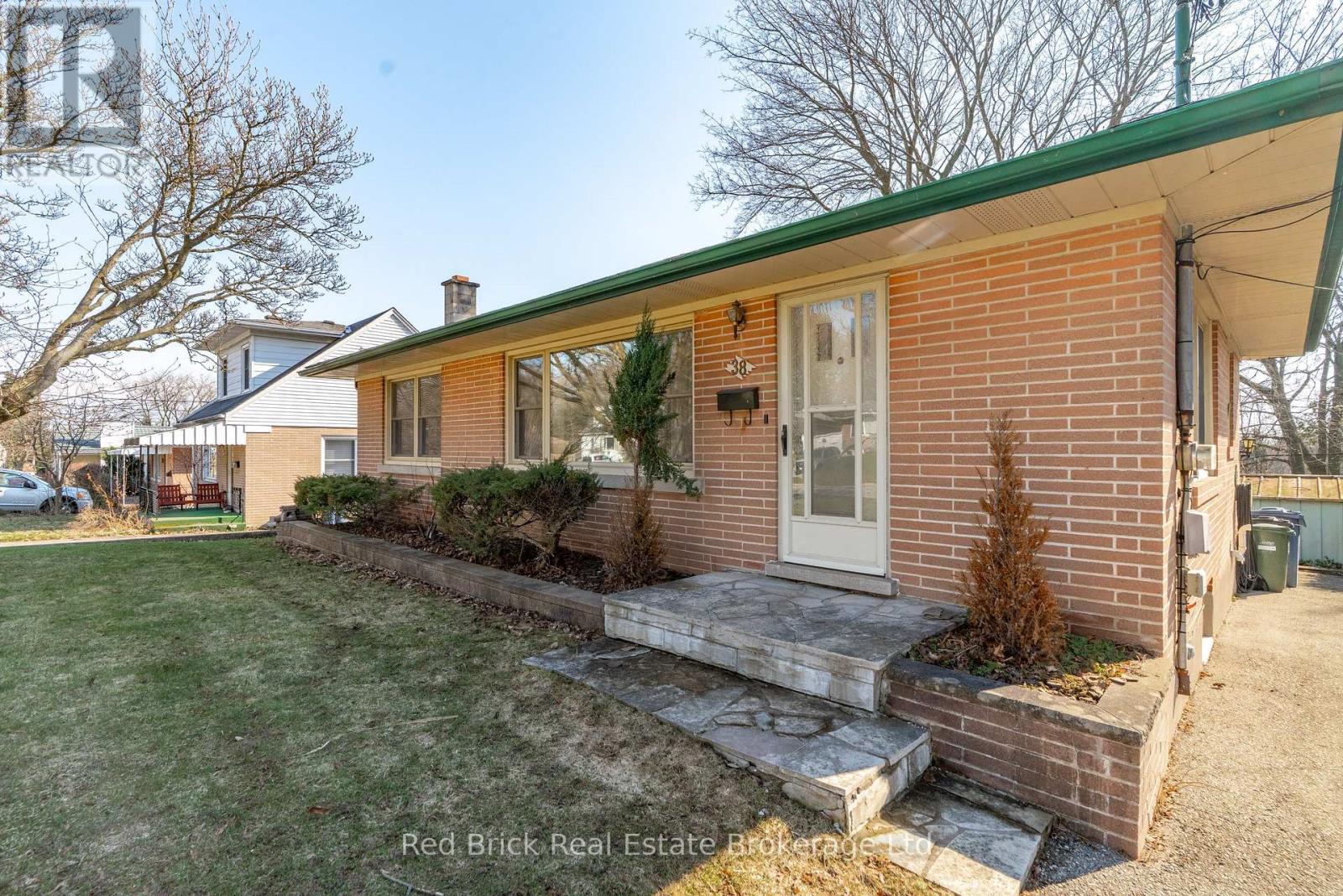 38 Dumbarton Street, Guelph, Ontario N1E 3T3 - Photo 5 - X12990908