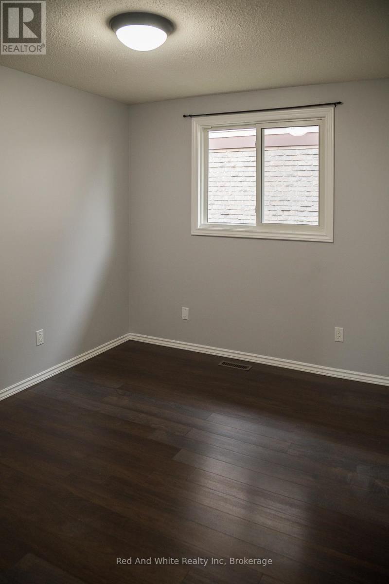 96 Pathfinder Crescent, Kitchener, Ontario N2P 1S6 - Photo 12 - X12991064