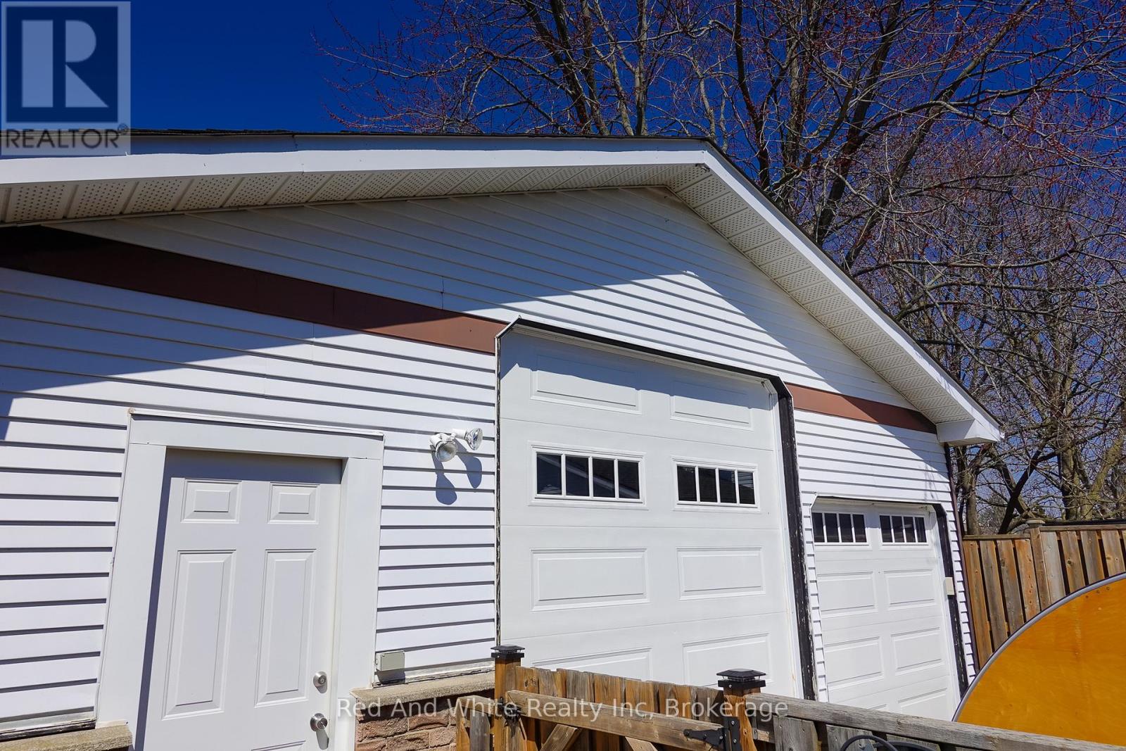 96 Pathfinder Crescent, Kitchener, Ontario N2P 1S6 - Photo 2 - X12991064