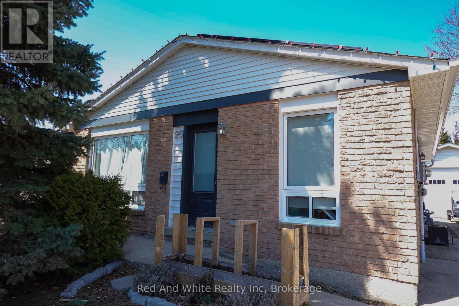 96 Pathfinder Crescent, Kitchener, Ontario N2P 1S6 - Photo 4 - X12991064