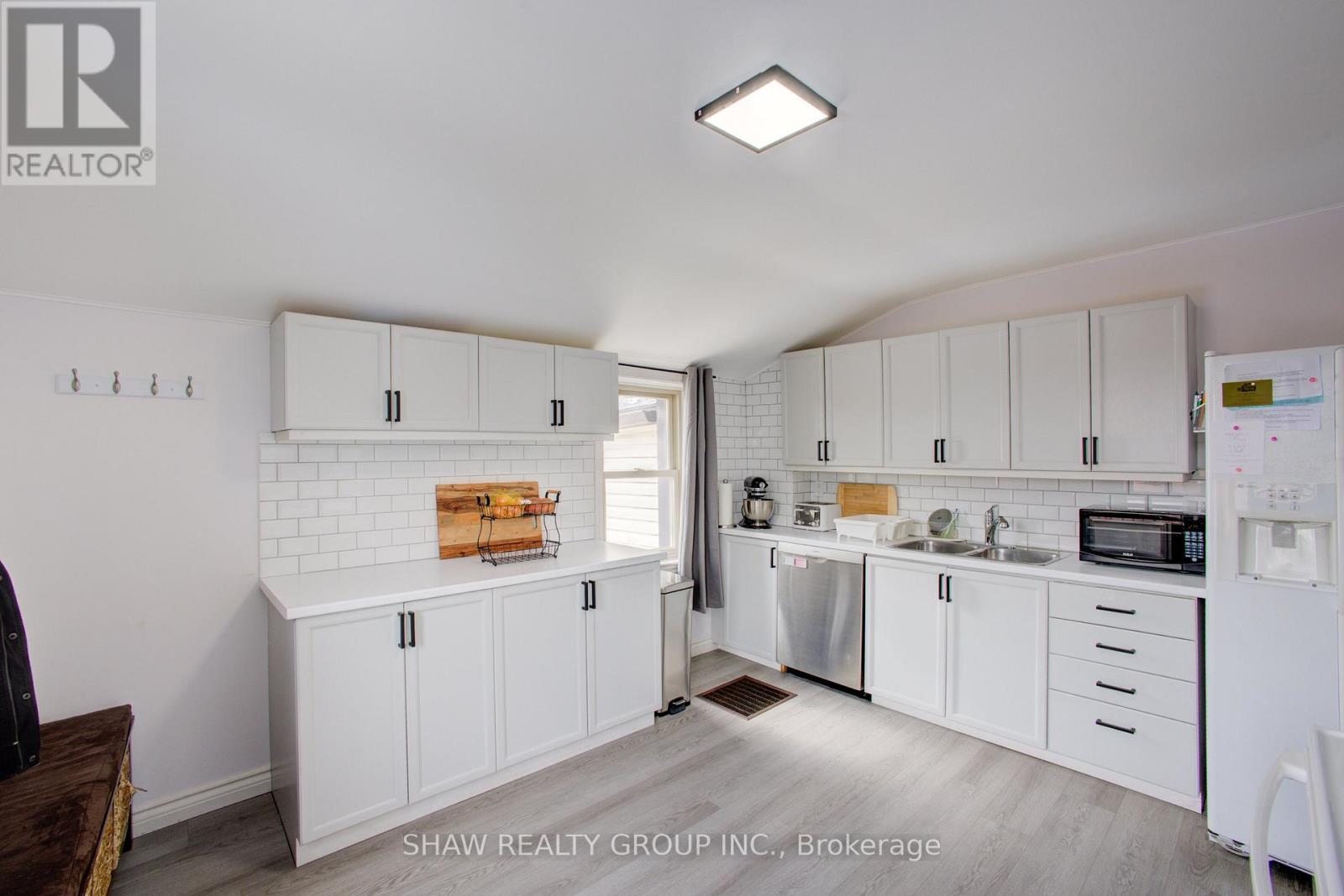 21 Main Street W, Mapleton, Ontario  N0G 1P0 - Photo 10 - X12895358