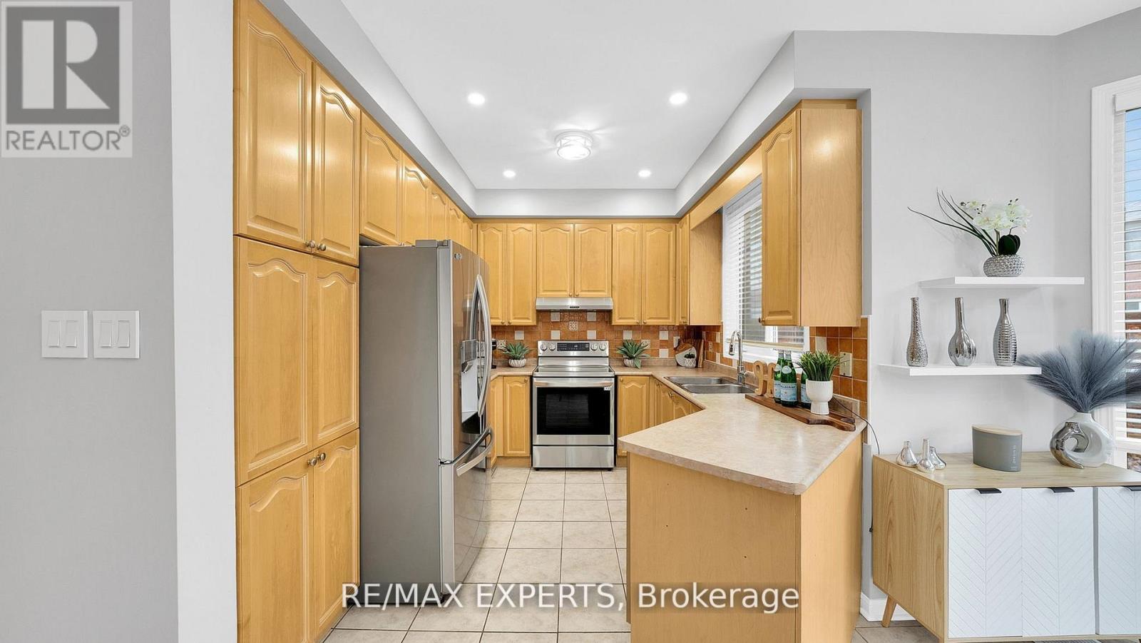 11 Crew Crescent, Vaughan, Ontario  L6A 3E9 - Photo 7 - N12990778