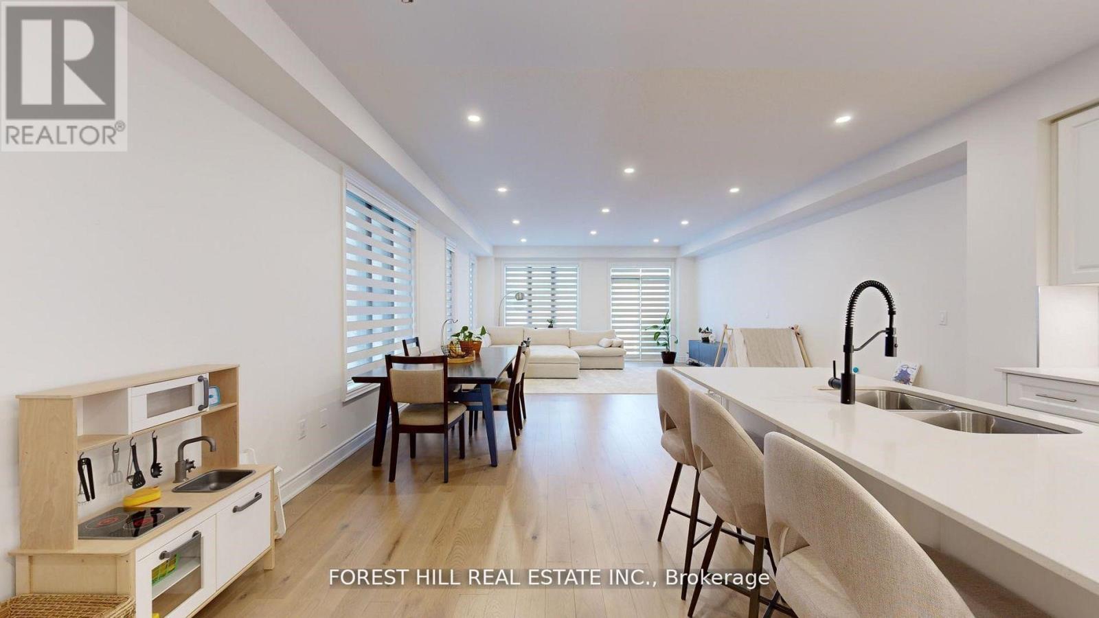 54 Montrose Boulevard, Bradford West Gwillimbury, Ontario  L3Z 4P3 - Photo 4 - N12990794