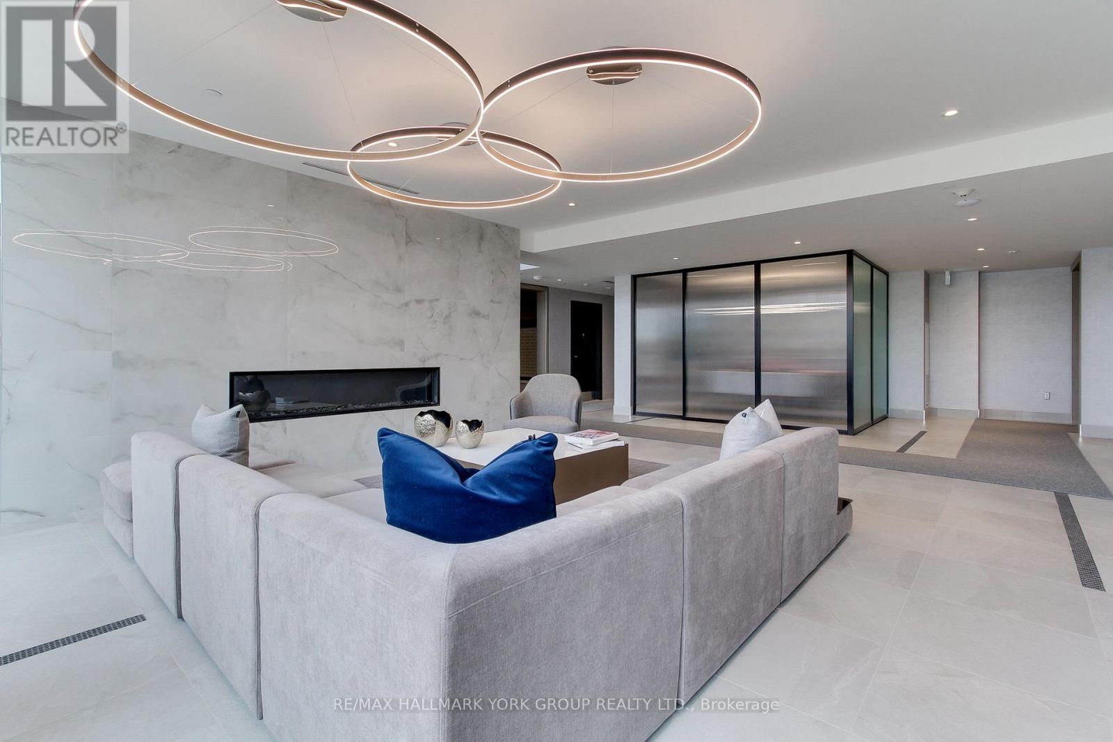 419 - 185 Deerfield Road, Newmarket, Ontario  L3Y 0G7 - Photo 4 - N12990830