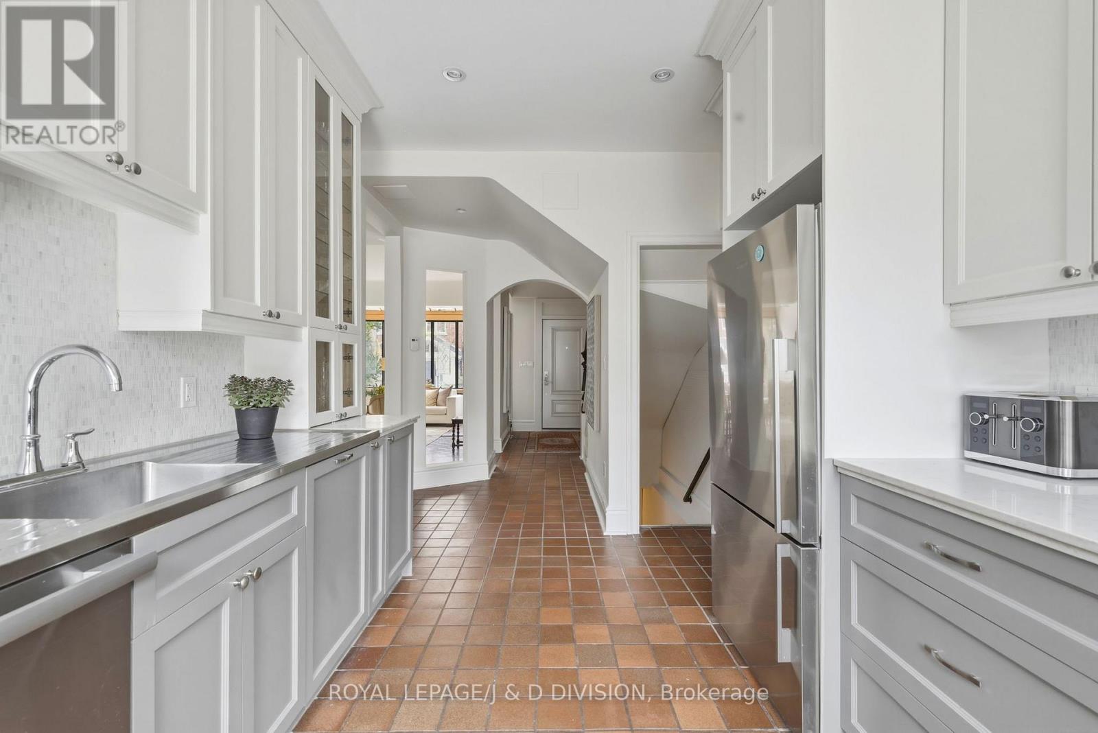 18 Tranby Avenue, Toronto, Ontario  M5R 1N5 - Photo 12 - C12990882