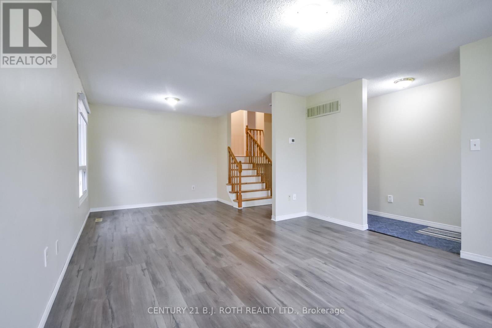 Upper - 51 Mcdougall Drive, Barrie, Ontario  L4N 7H7 - Photo 4 - S12990744