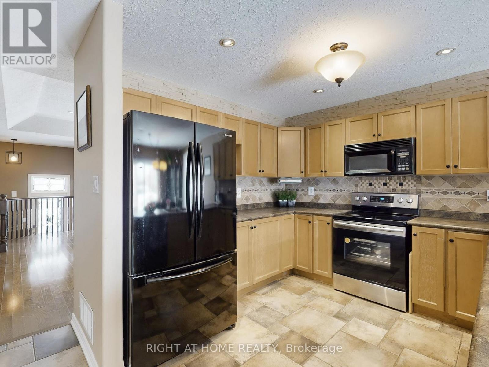 204 Proclamation Drive, Barrie, Ontario  L4N 0Y9 - Photo 9 - S12990936