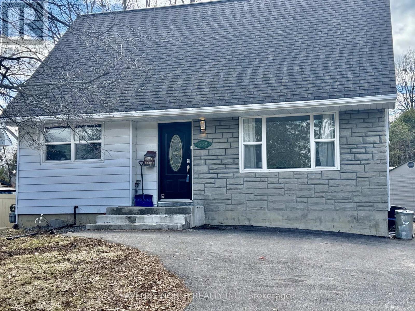 658 Coronation Avenue, Ottawa, Ontario K1G 0M5 - Photo 3 - X12990864