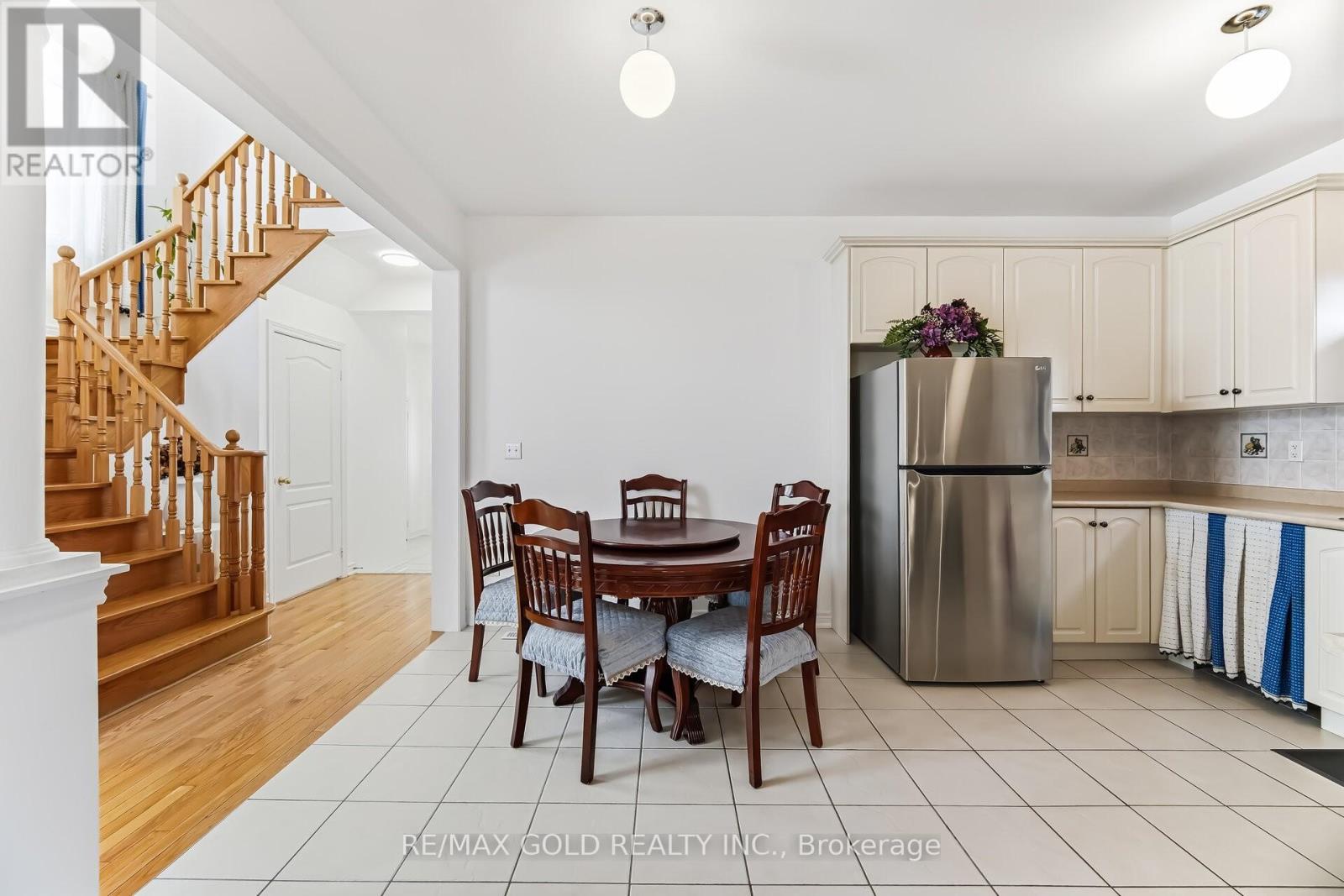 5 Attmar Drive, Brampton, Ontario  L6P 2R4 - Photo 2 - W12990736