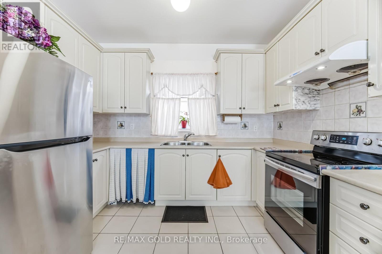 5 Attmar Drive, Brampton, Ontario  L6P 2R4 - Photo 3 - W12990736