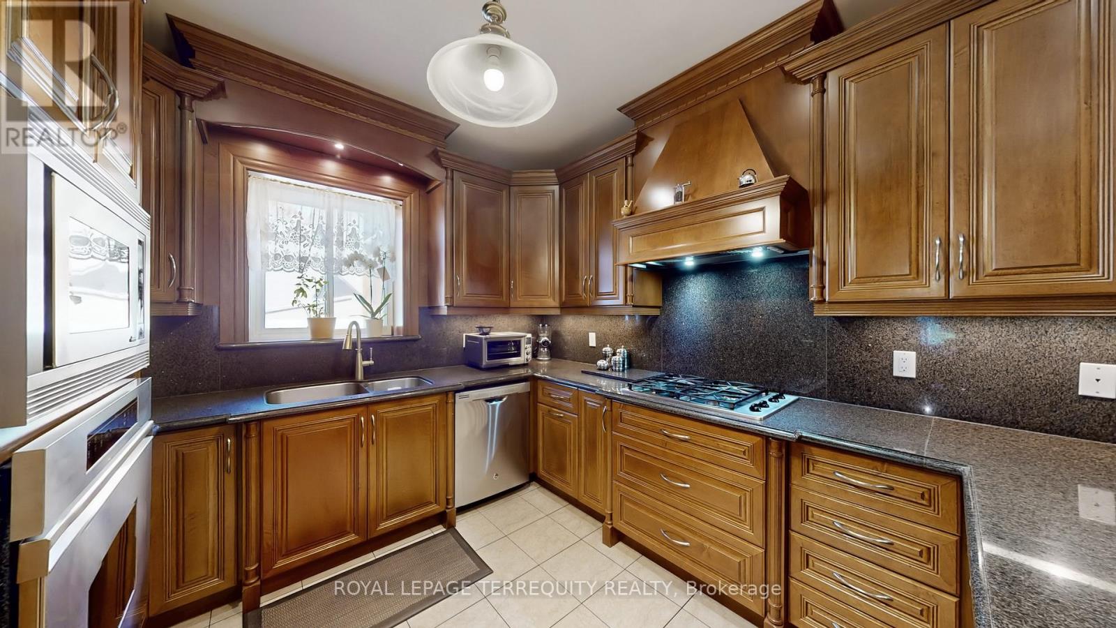 134 Hadrian Drive, Toronto, Ontario  M9W 1V4 - Photo 11 - W12990898