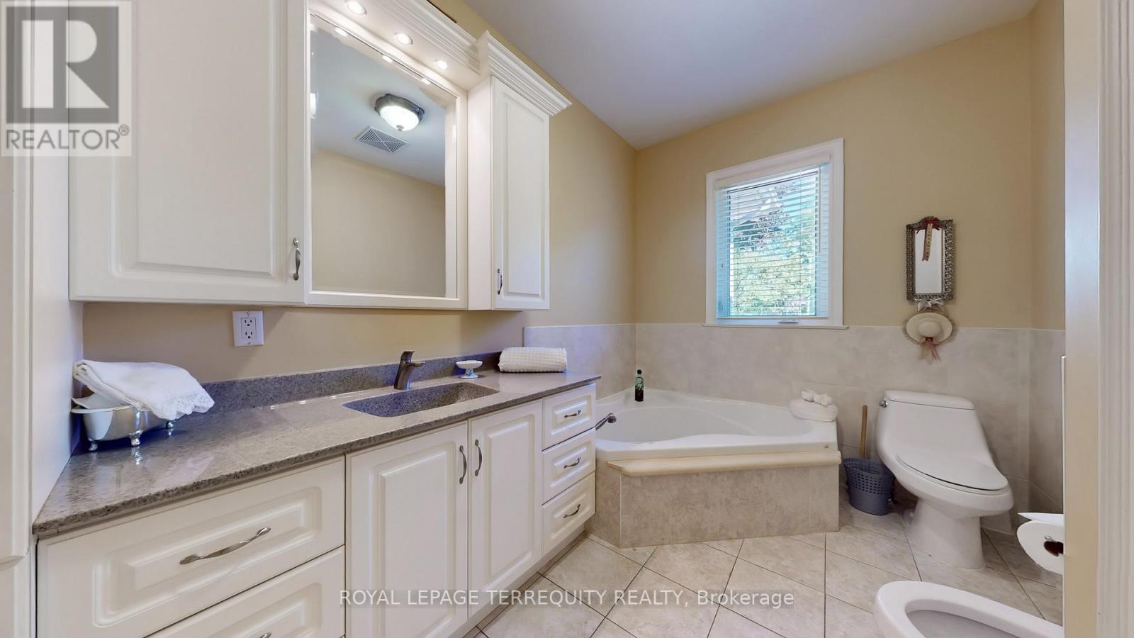 134 Hadrian Drive, Toronto, Ontario  M9W 1V4 - Photo 25 - W12990898