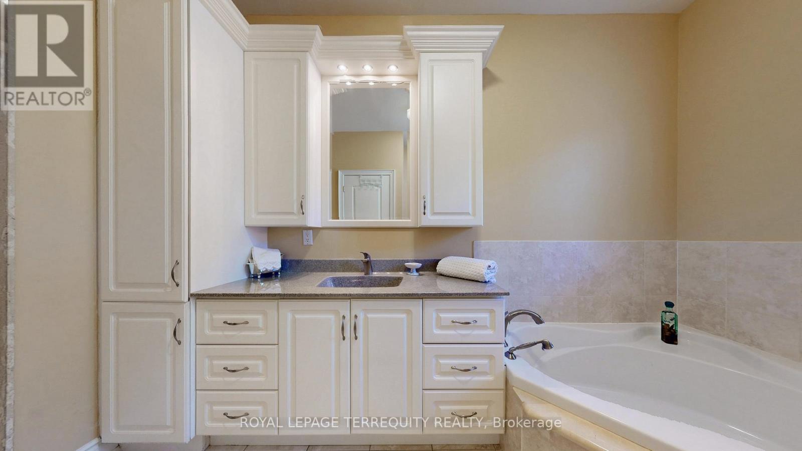 134 Hadrian Drive, Toronto, Ontario  M9W 1V4 - Photo 26 - W12990898