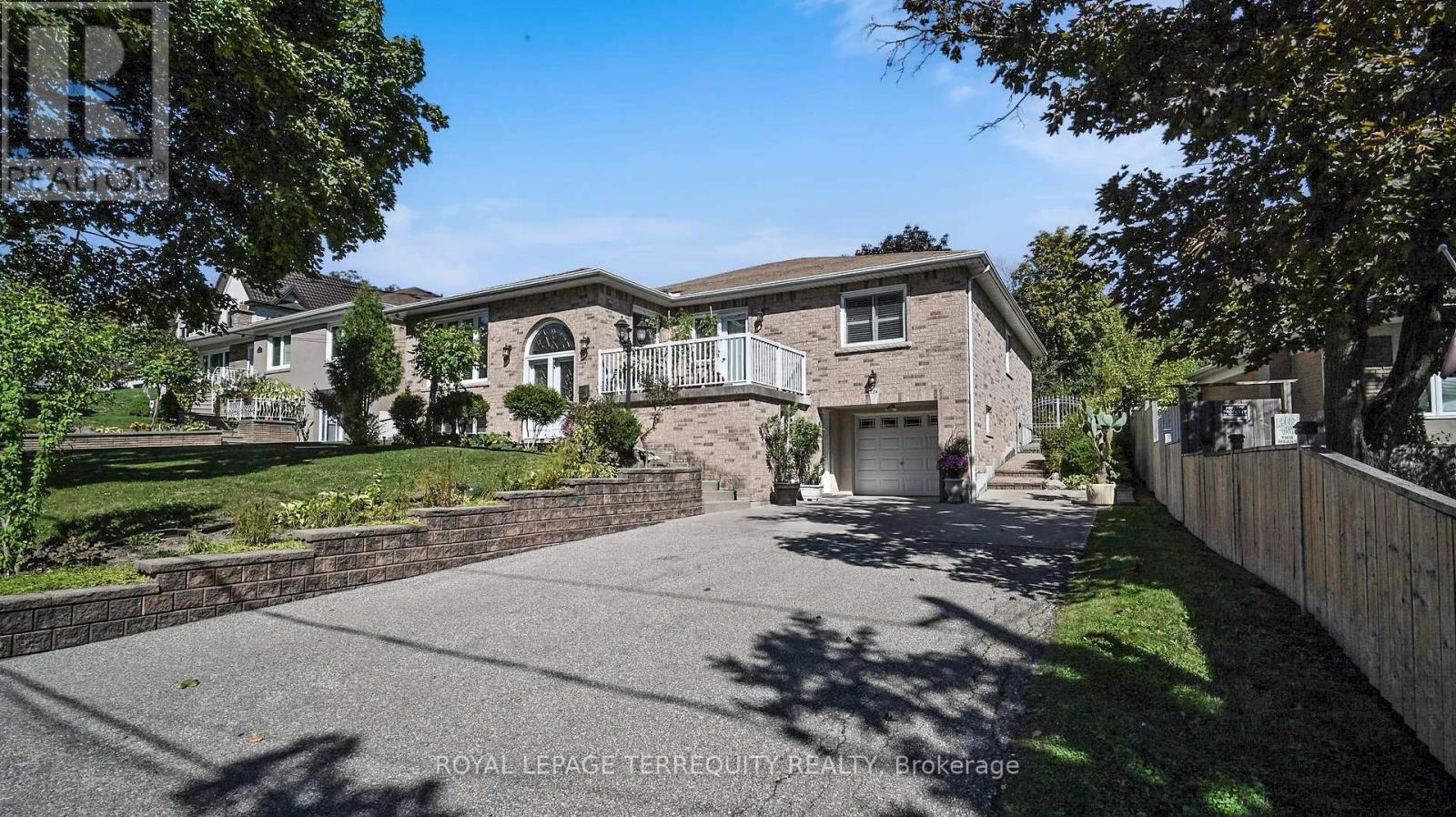134 Hadrian Drive, Toronto, Ontario  M9W 1V4 - Photo 3 - W12990898