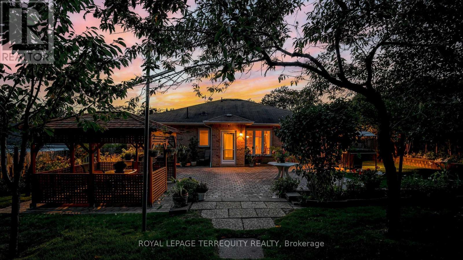 134 Hadrian Drive, Toronto, Ontario  M9W 1V4 - Photo 47 - W12990898