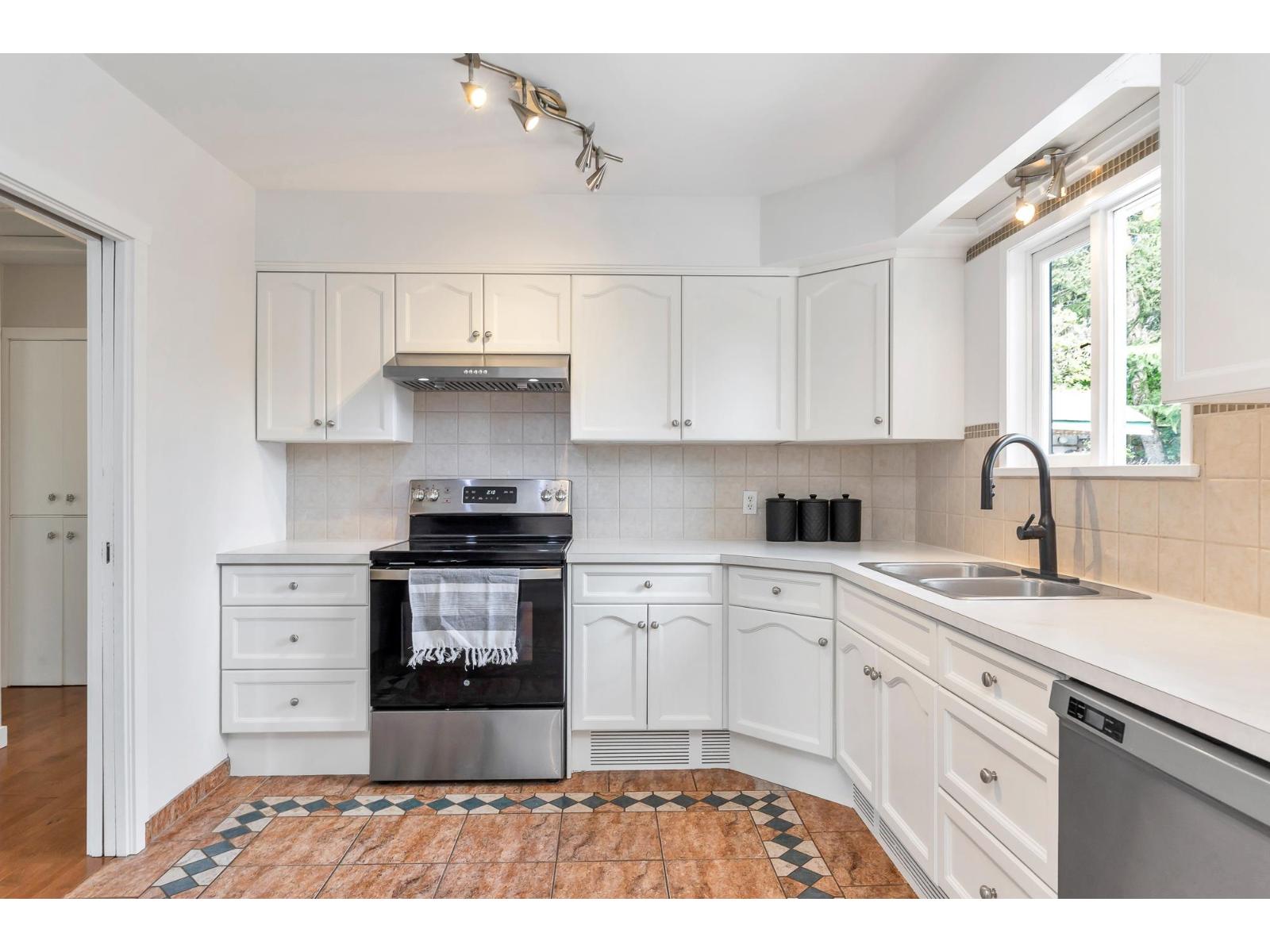 7958 Taulbut Street, Mission, British Columbia V2V 3W7 - Photo 8 - R3108577