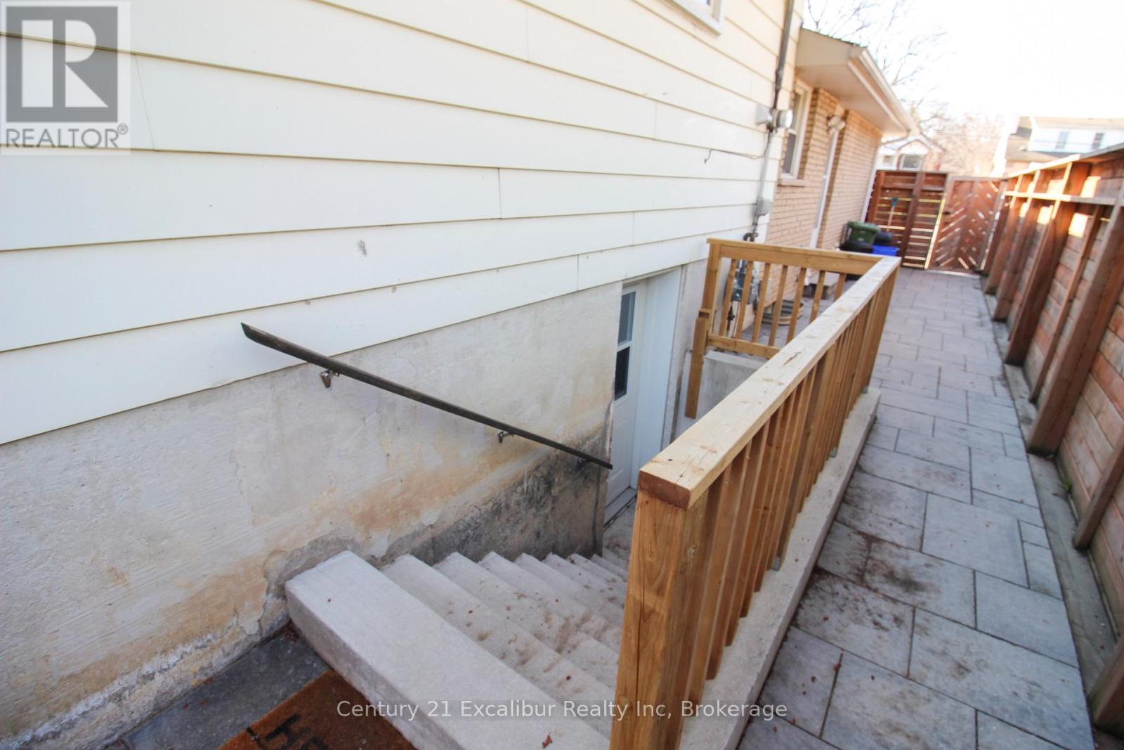 881 Lawrence Road, Hamilton, Ontario  L8K 2A4 - Photo 9 - X12973214