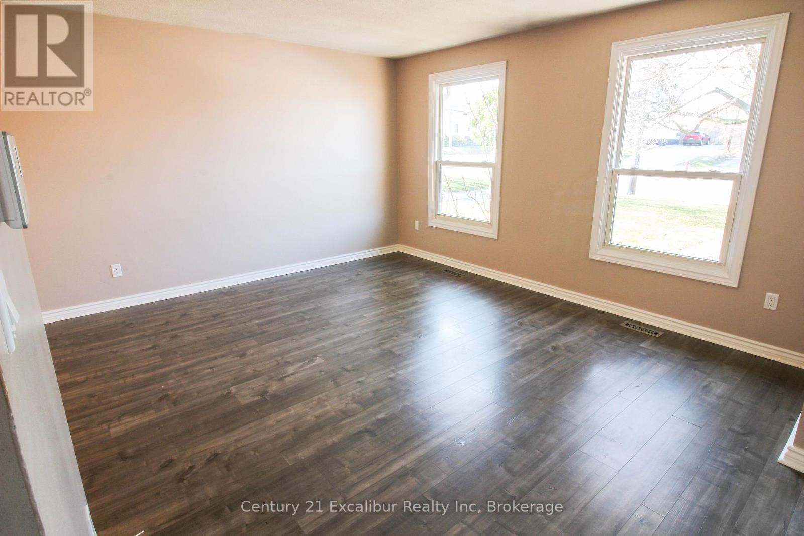 881 Lawrence Road, Hamilton, Ontario  L8K 2A4 - Photo 2 - X12973214