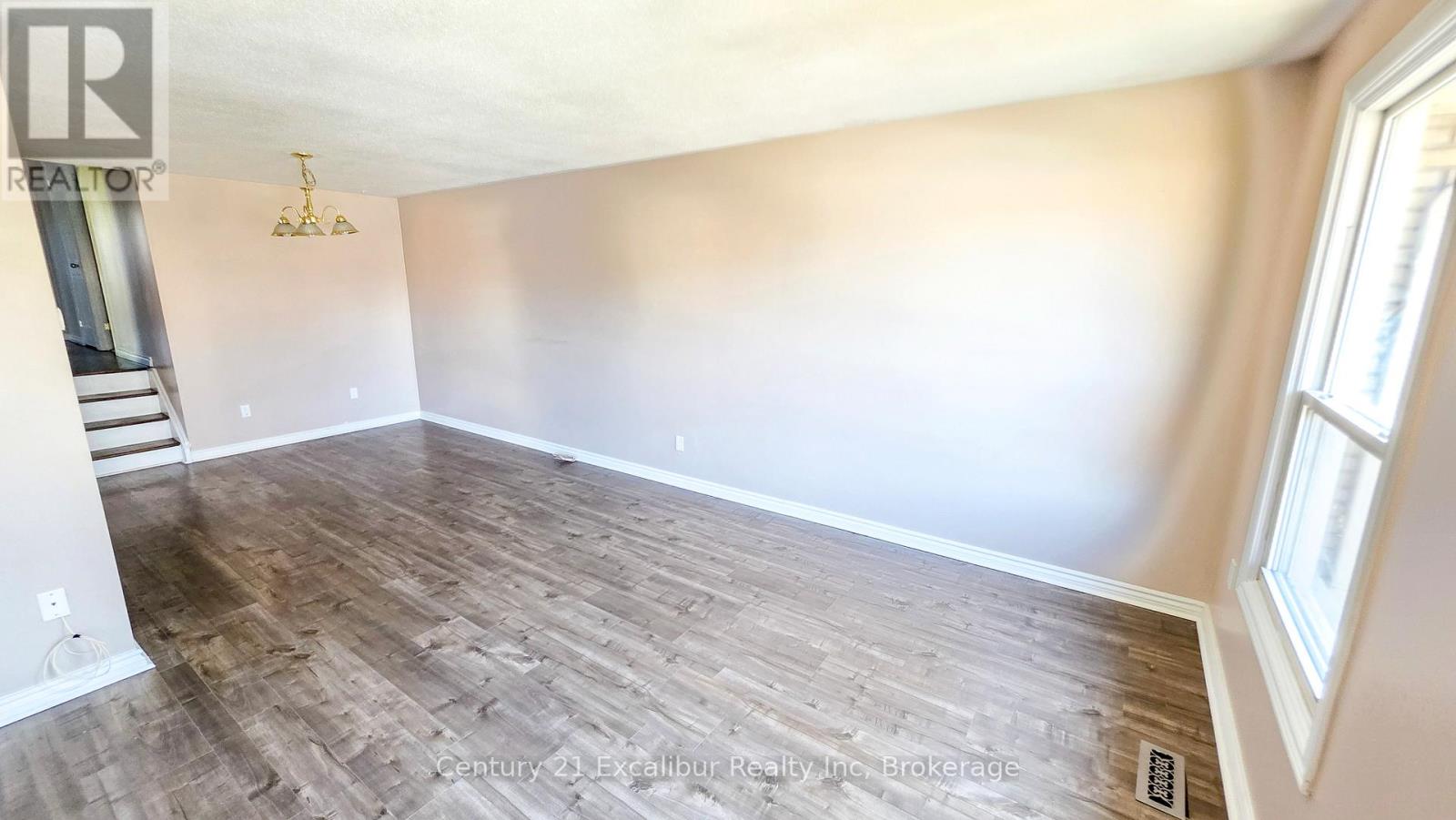 881 Lawrence Road, Hamilton, Ontario  L8K 2A4 - Photo 6 - X12973214