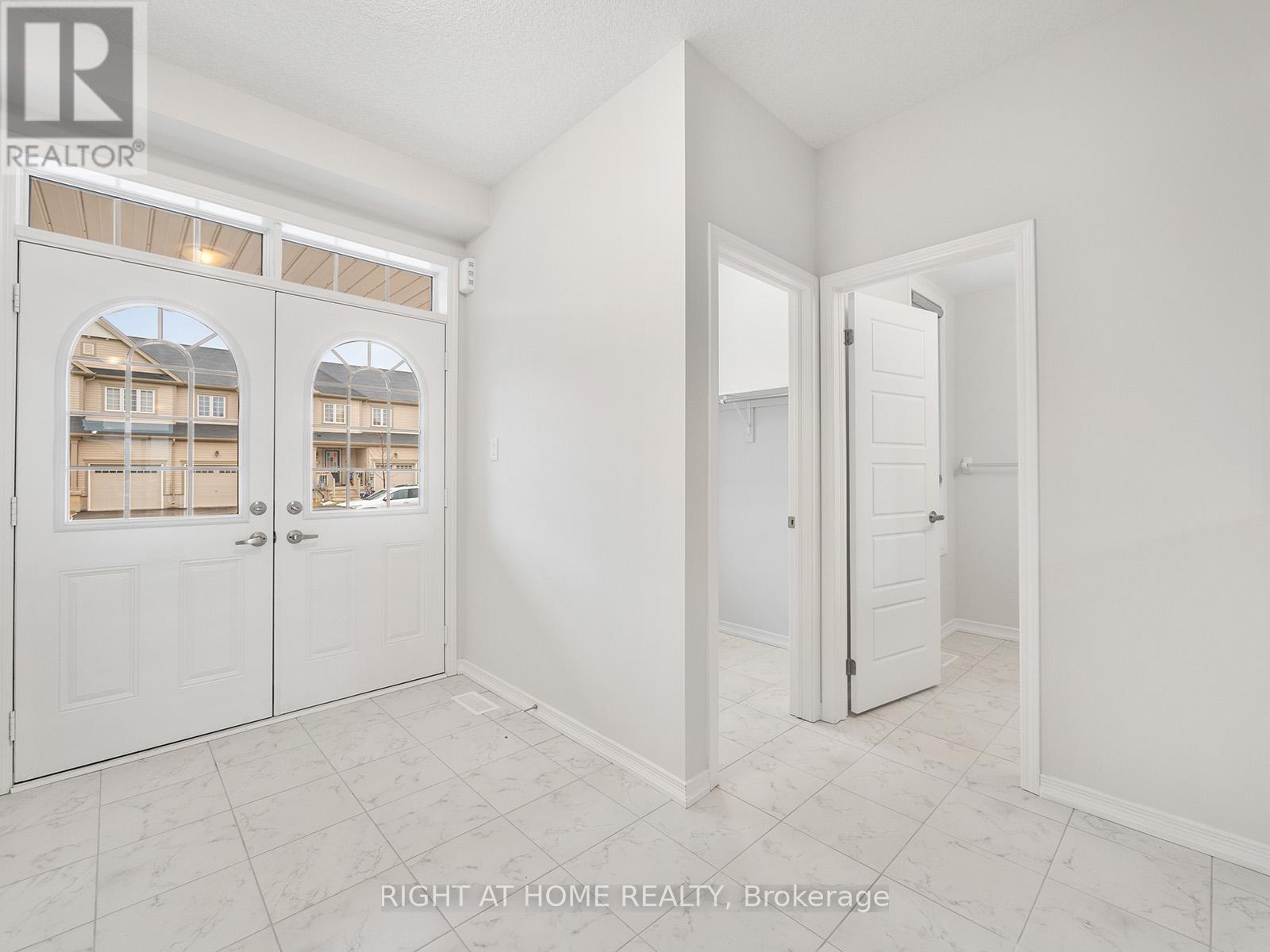 139 Munro Circle, Brantford, Ontario  N3T 5L5 - Photo 2 - X12987678