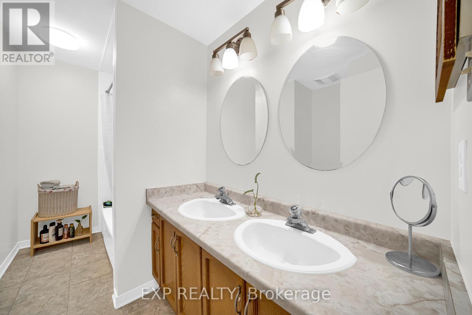 4 Huntersfield Drive, Ottawa, Ontario  K1T 3E4 - Photo 28 - X12991214