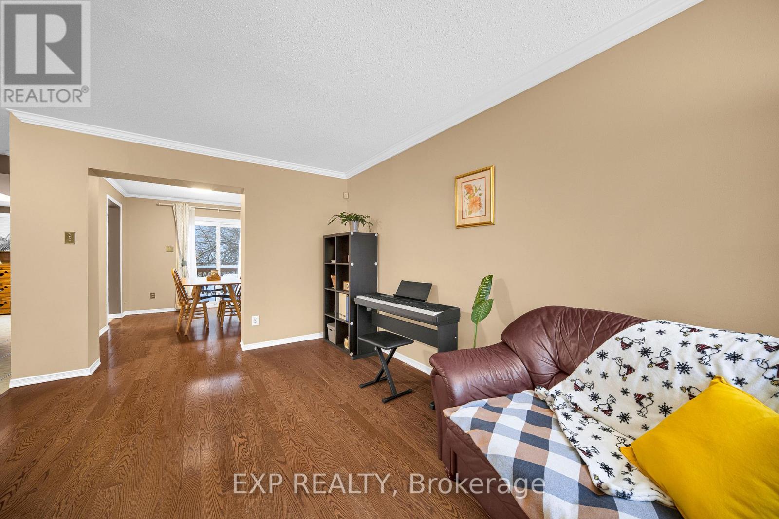 4 Huntersfield Drive, Ottawa, Ontario  K1T 3E4 - Photo 3 - X12991214