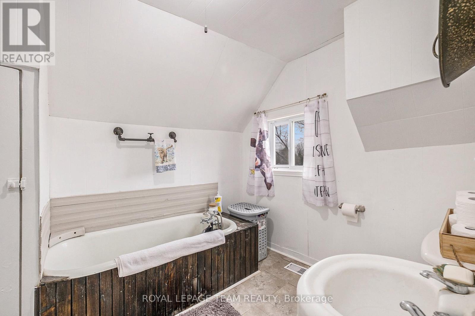 10296 Marionville Road, North Dundas, Ontario K4R 1E5 - Photo 21 - X12983772