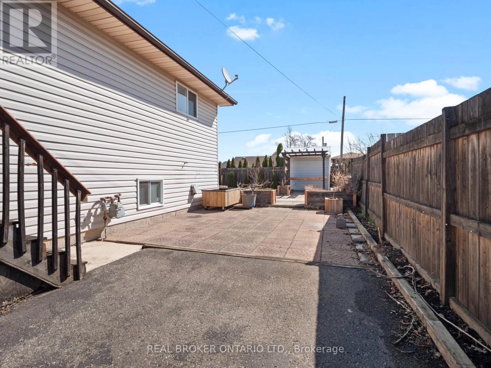 379 Southworth Street S, Welland, Ontario  L3B 2A1 - Photo 5 - X12798254