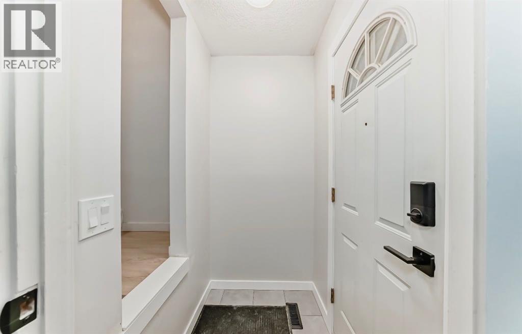 423 Regal Park Ne, Calgary, Alberta  T2E 0S6 - Photo 2 - A2280028