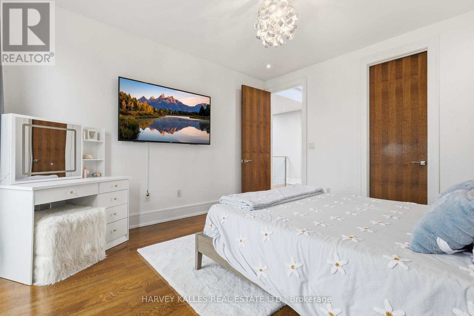 46 Ravenscrest Drive, Toronto, Ontario  M9B 5M7 - Photo 13 - W12989518