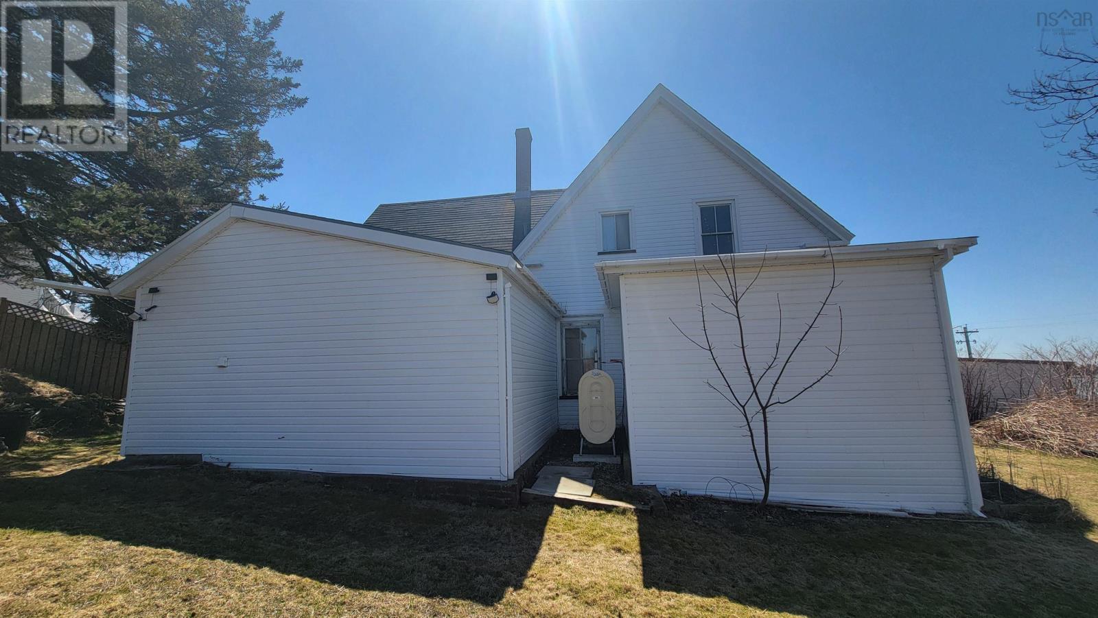 2-4 Baker Street, Yarmouth, Nova Scotia  B5A 2W7 - Photo 3 - 202607205