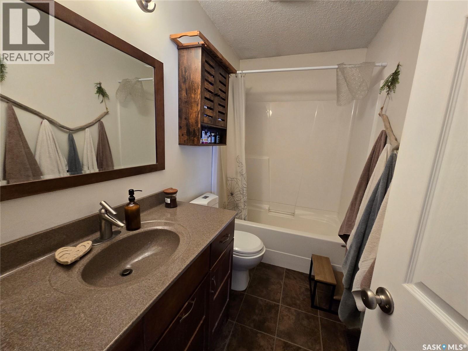 208 Clinton Place, Swift Current, Saskatchewan  S9H 4K2 - Photo 11 - SK032765