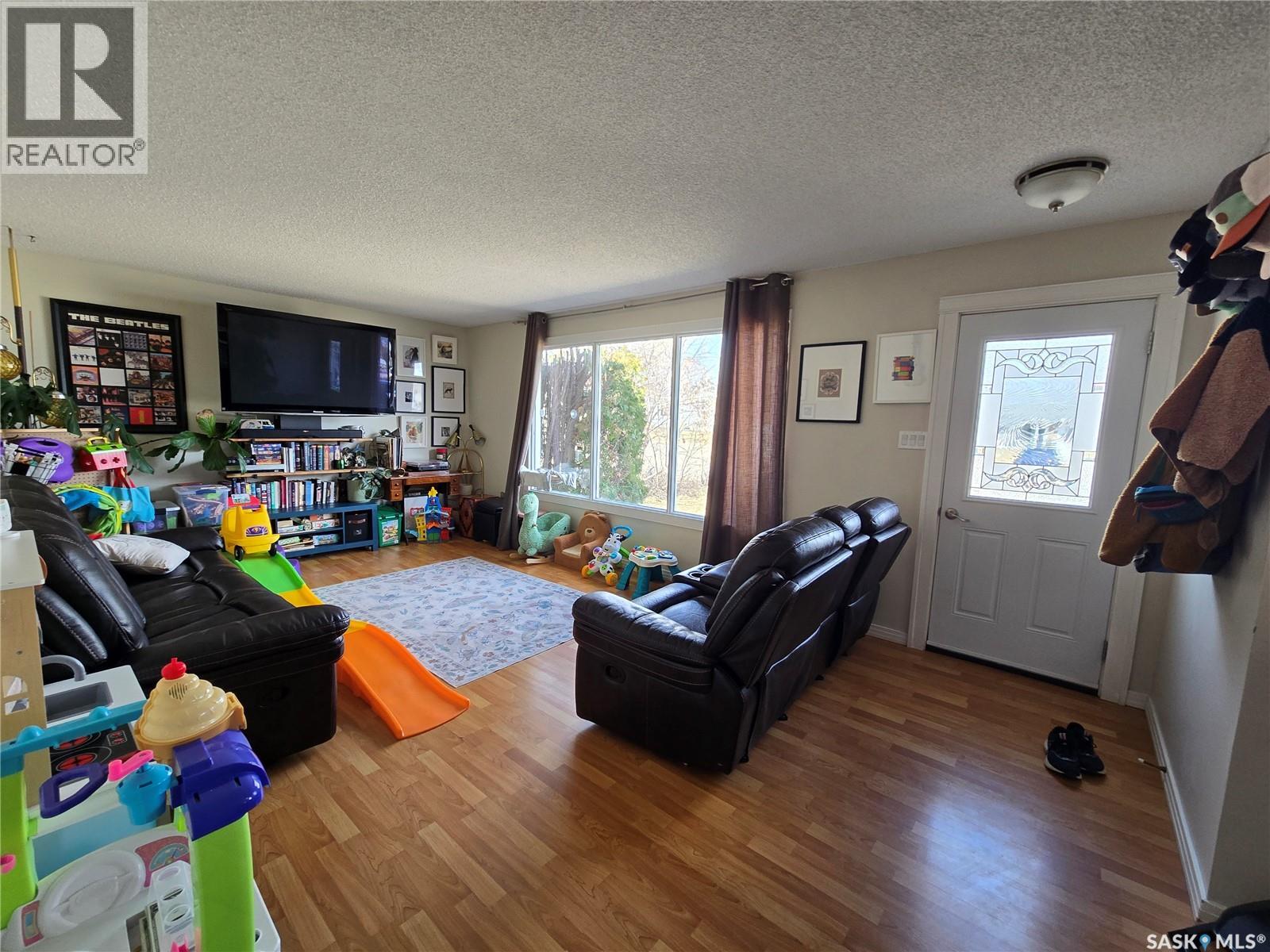 208 Clinton Place, Swift Current, Saskatchewan  S9H 4K2 - Photo 3 - SK032765