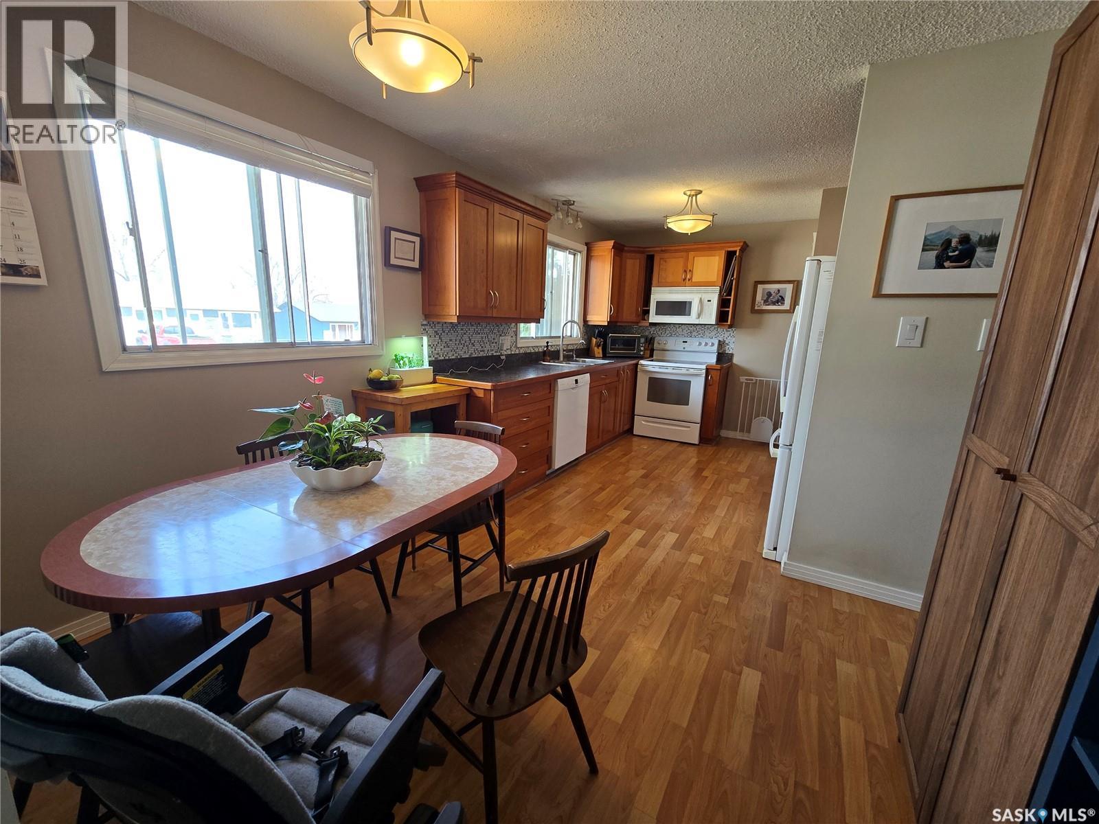 208 Clinton Place, Swift Current, Saskatchewan  S9H 4K2 - Photo 4 - SK032765