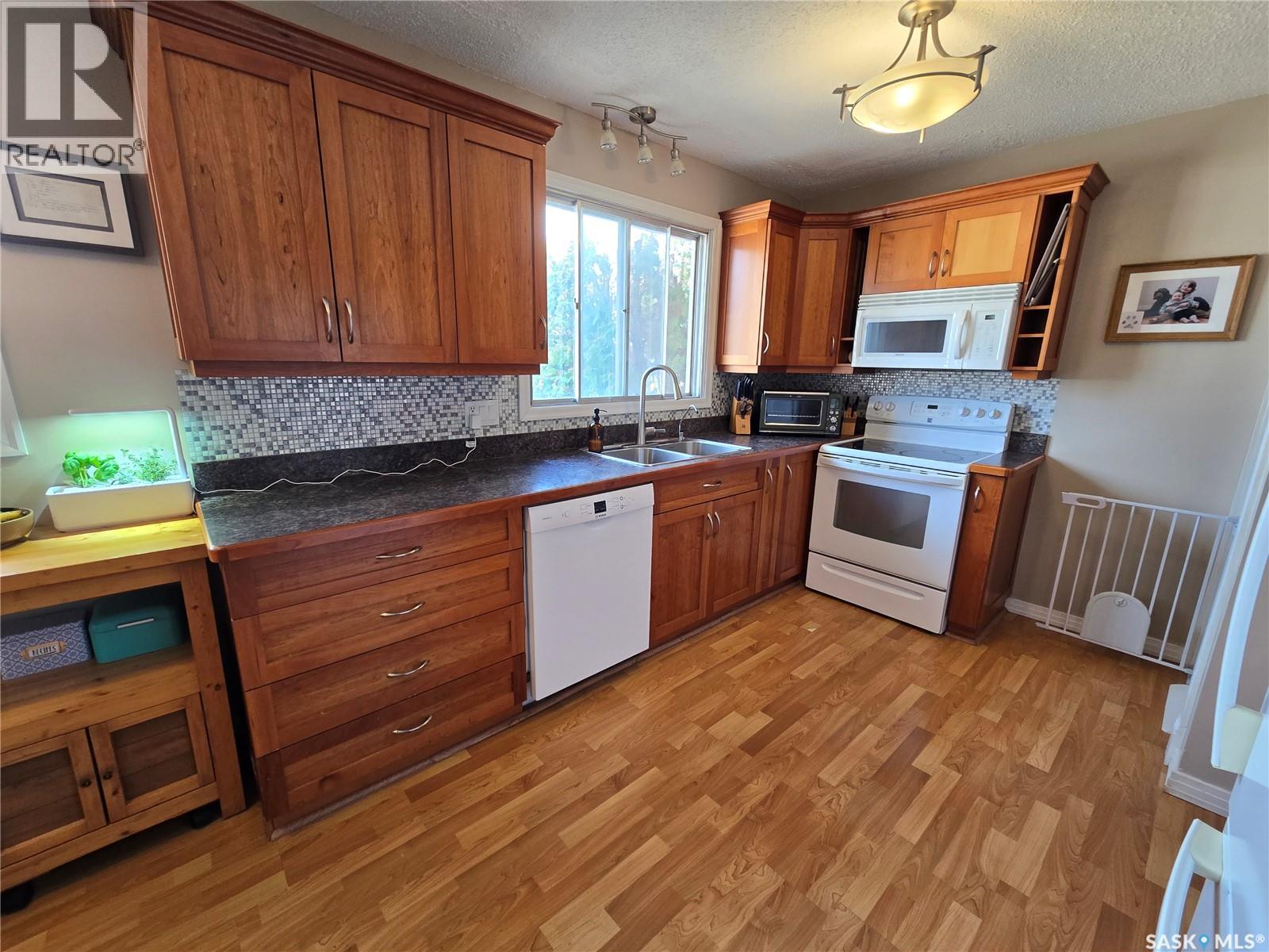 208 Clinton Place, Swift Current, Saskatchewan  S9H 4K2 - Photo 5 - SK032765