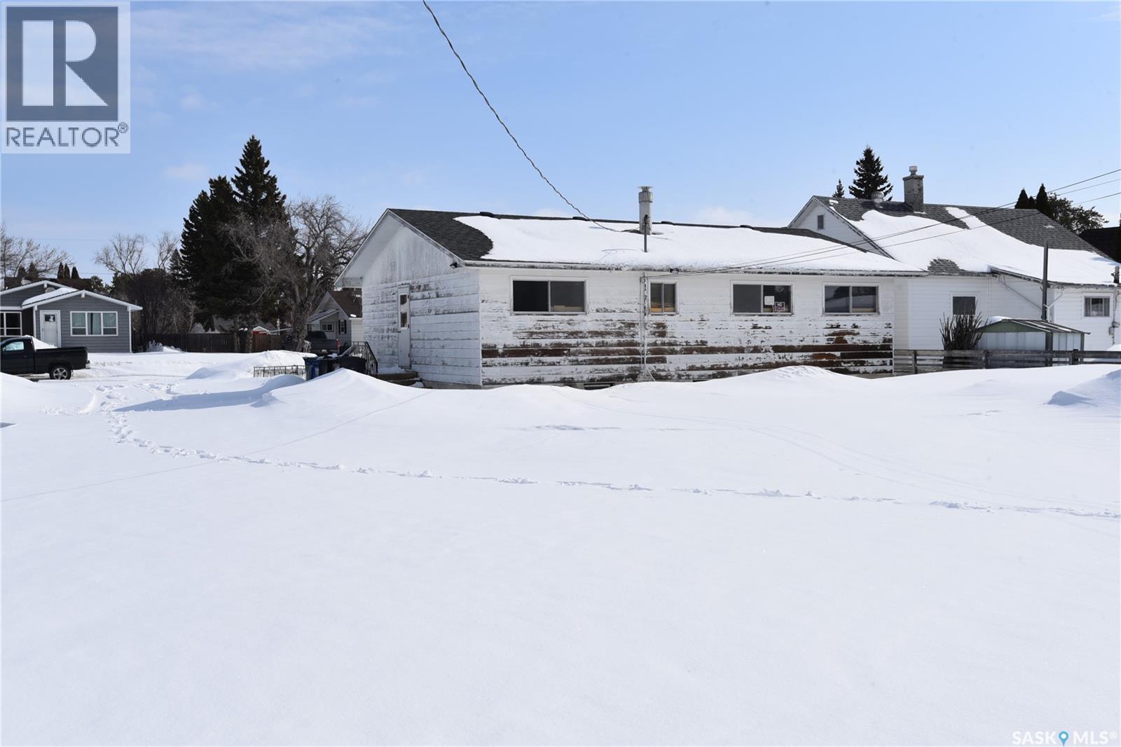 402-404 1st Street W, Nipawin, Saskatchewan  S0E 1E0 - Photo 2 - SK032585