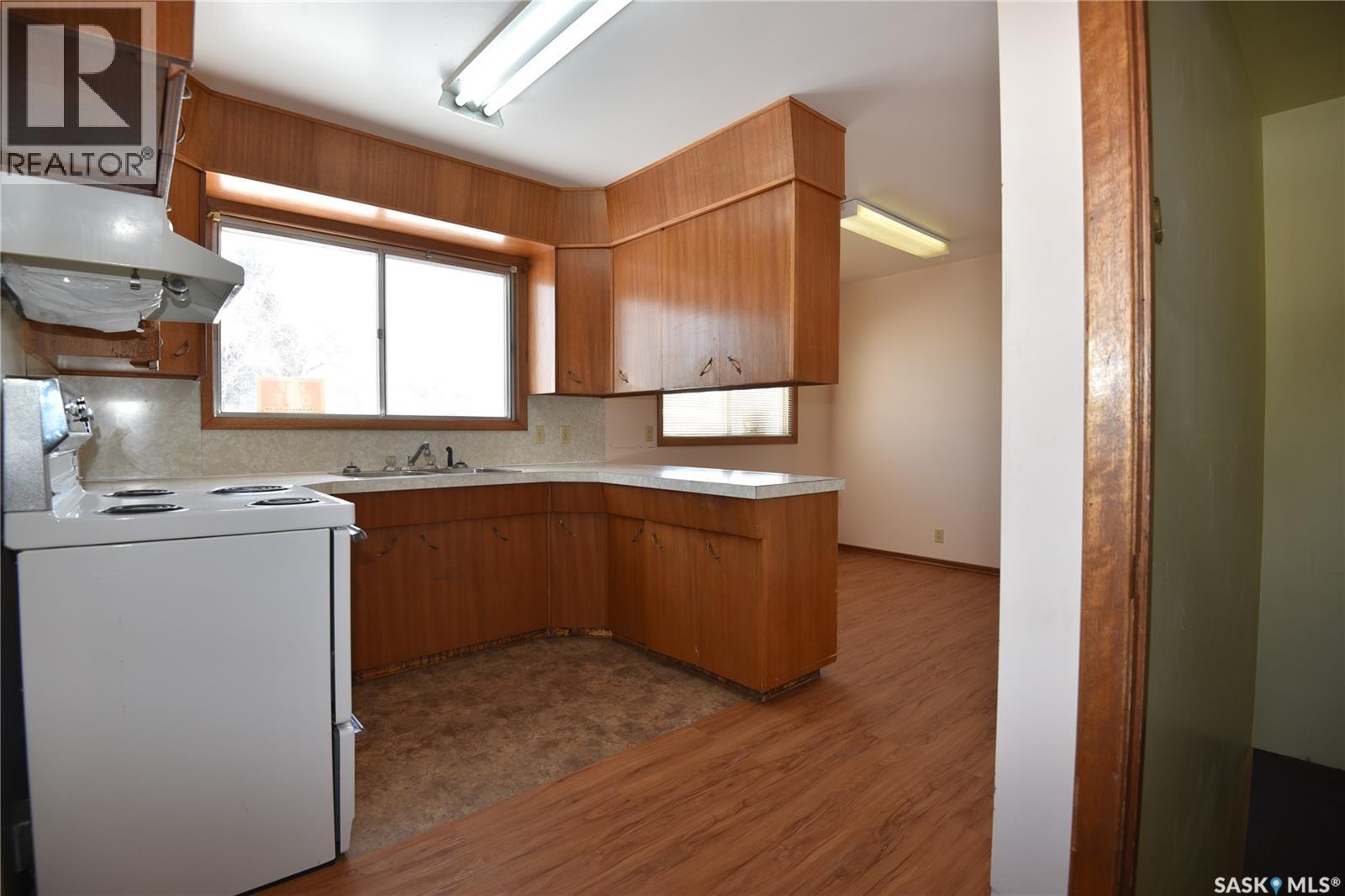 402-404 1st Street W, Nipawin, Saskatchewan  S0E 1E0 - Photo 3 - SK032585