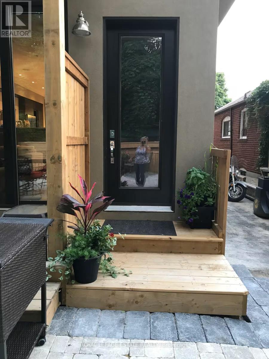 LOWER - 30 RHYDWEN AVENUE, Toronto, Ontario