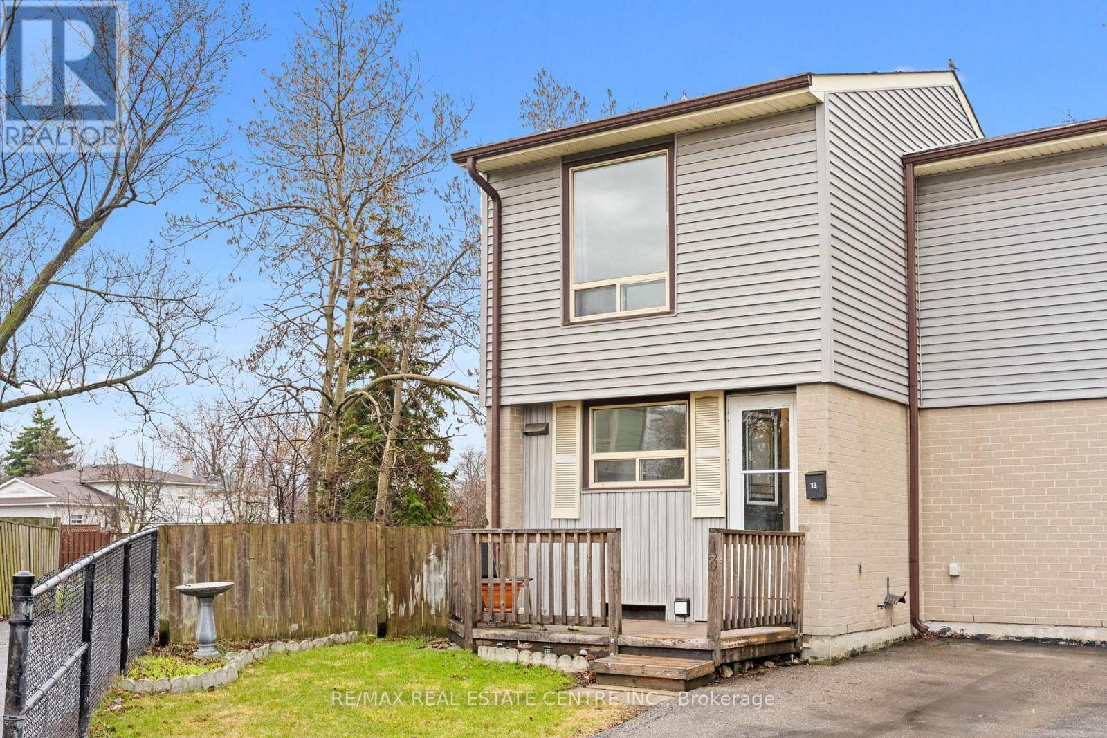 13 Gold Pine Court, Brampton, Ontario  L6S 2K6 - Photo 2 - W12991158