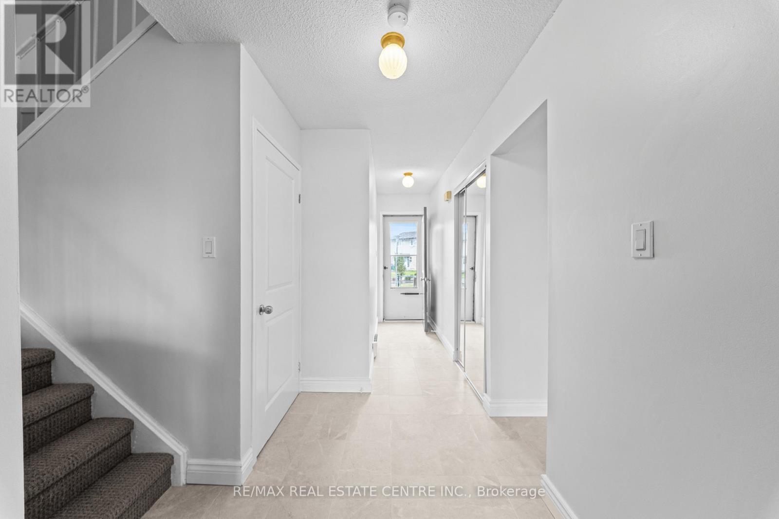 13 Gold Pine Court, Brampton, Ontario  L6S 2K6 - Photo 3 - W12991158